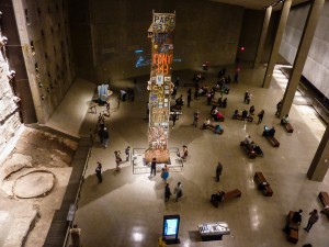 Fragment des WTC mit Anzahl der getöteten Behördenmitarbeiter im 9/11 Museum New York City